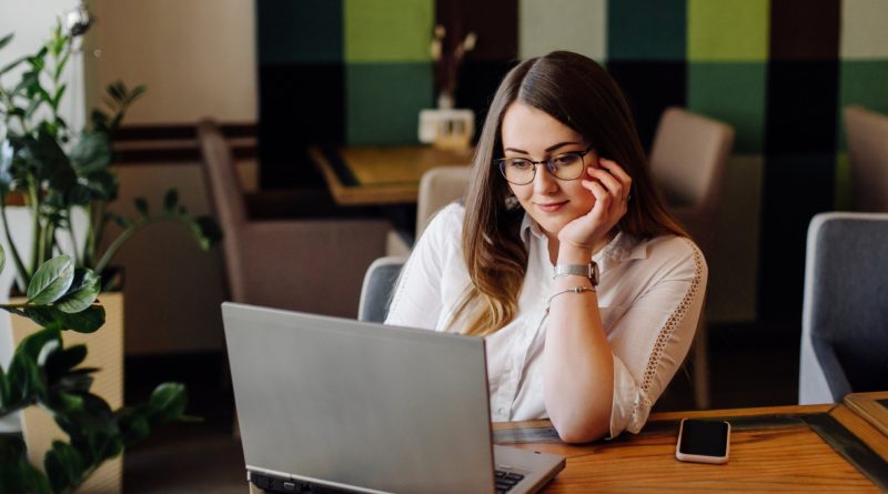 Portage salarial et numérique : pourquoi simuler son salaire avant de se lancer ?